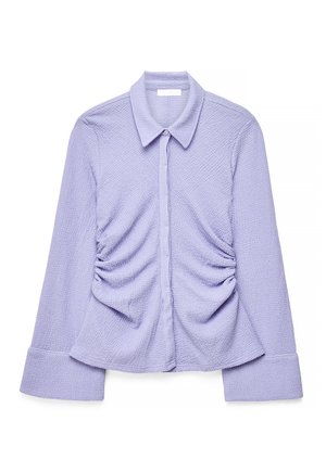 Svetlo vijolična teksturirana bluza z dolgimi rokavi, ovratnikom z ostrim koncem, nabranimi stranicami, sprednjim zapenjanjem na gumbe in širokimi manšetami.
