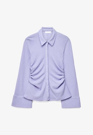 Svetlo vijolična teksturirana bluza z dolgimi rokavi, ovratnikom z ostrim koncem, nabranimi stranicami, sprednjim zapenjanjem na gumbe in širokimi manšetami.