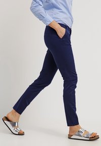 Zalando Essentials Chino - dark blue