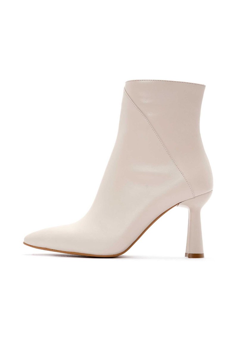 Puntige enkelboot in zacht, lichtbeige leer, met een slank ontwerp en een stilettohak met minimale stiksels.