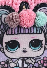 Tessuto che presenta un personaggio dei cartoni animati con grandi occhi blu, capelli viola e accessori, decorato con pom-pom rosa, viola e turchese.