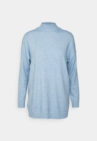 Pull oversize bleu clair avec un col montant, des épaules tombantes, des poignets et un ourlet côtelés. Fabriqué en tissu doux et texturé.