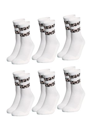 Sechs Paar weiße Crew-Socken mit zwei schwarzen und beigen Leopardenstreifen nahe der Oberseite, in zwei Reihen auf weißem Hintergrund angeordnet.