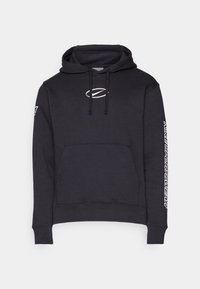 Svart hoodie gjord av ett mjukt material. Har en frontficka i kängurustil, huva med dragsko och vit logotyp på bröstet och ärmen.