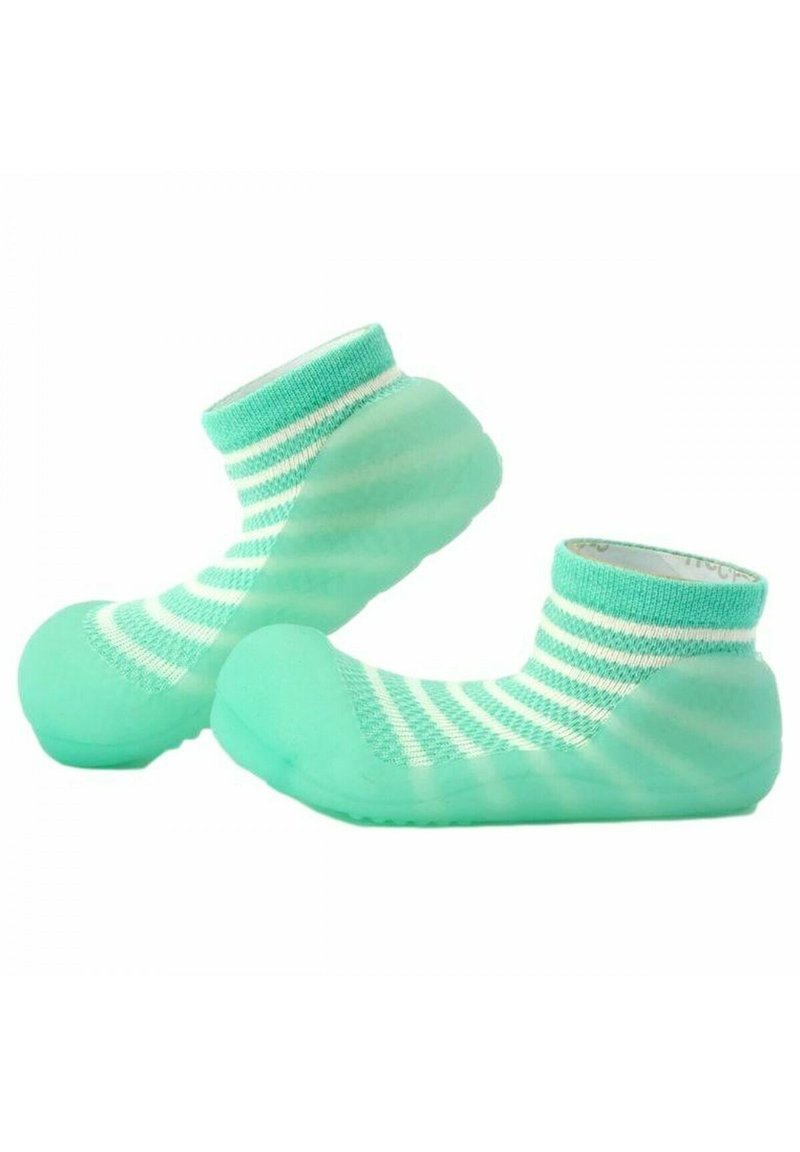 Calcetines verde menta con rayas blancas, que presentan una suela de goma flexible y redondeada. Textura suave con un diseño ceñido al tobillo para mayor comodidad.