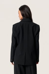 Černá přizpůsobená blazer s pevnou siluetou, širokými rameny a jedním rozparkem vzadu; obsahuje manžety na knoflíky a hladkou texturu.
