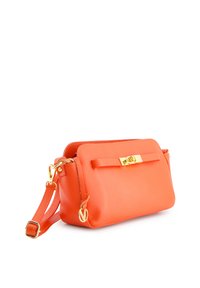 Orangene Leder-Crossbody-Tasche mit glatter Textur, goldenen Beschlägen und einem Schleifenakzent. Verstellbarer Trageriemen für Vielseitigkeit. Kompakte rechteckige Form.