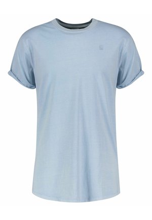 T-shirt en coton bleu clair avec manches courtes retroussées, col rond et un logo discret sur la poitrine. Texture lisse, coupe décontractée.