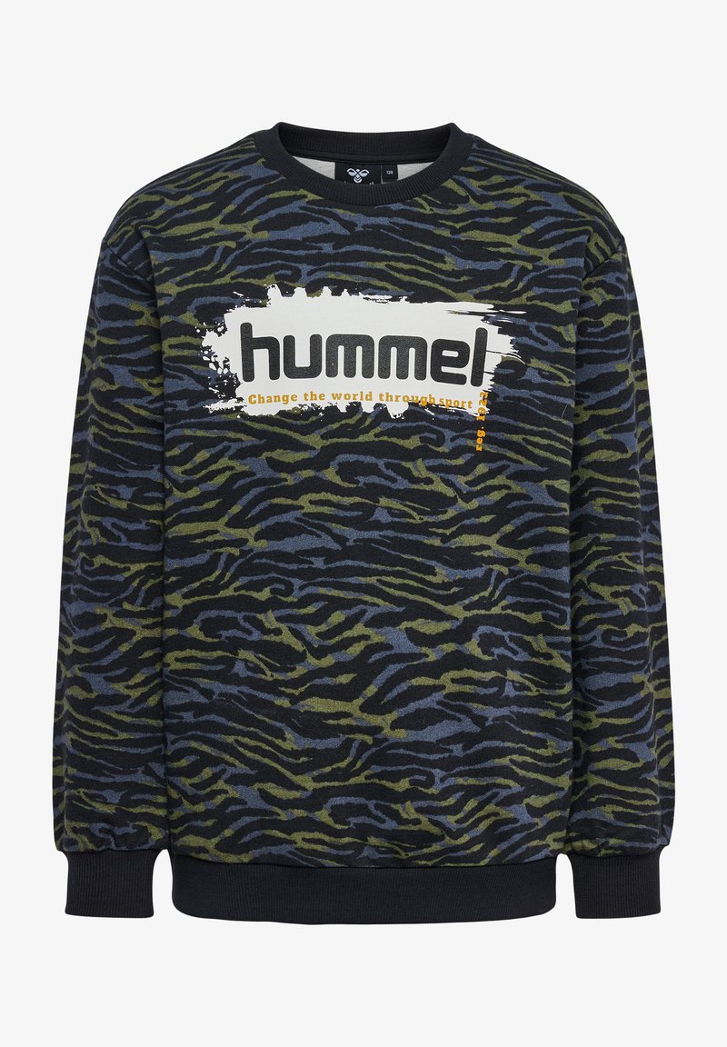 Sweatshirt mit dunkelgrünen und blauen Tigerstreifen, schwarzer Kragen und Bündchen, weißem Splash-Logo mit Schriftzug „hummel“ und gelbem Text „Change the world through sport.“