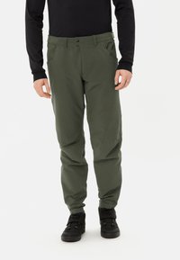 Heren olijfgroene broek met een rechte pijp, voorzien van twee voorzakken, een knoopsluiting en een gladde textuur.