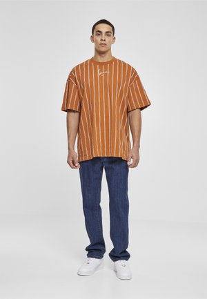 Karl Kani SMALL SIGNATURE BOXY PINSTRIPE TEE - Camiseta estampada - cognac/white