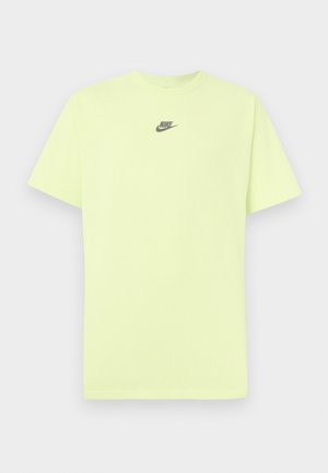 Limonkowo zielona bawełniana koszulka z krótkim rękawem, z małym czarnym logo Nike umieszczonym na środku klatki piersiowej. Gładka faktura, dekolt typu crew neck.