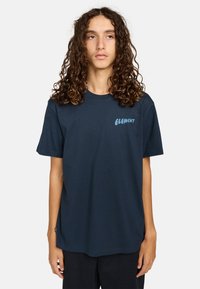 Marineblauwe katoenen T-shirt met korte mouwen en een ronde hals, met een lichtblauwe "ELEMENT" bedrukkingen op de linkerborst.
