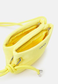 Calvin Klein ROPED CROSSBODY - Sac bandoulière - magnetic yellow