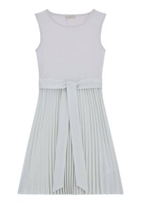 Bezramienna biała sukienka z prążkowanym górnym szyciem, plisowaną spódnicą i przewiązywanym pasem w talii. Materiał wydaje się miękki o gładkiej fakturze.