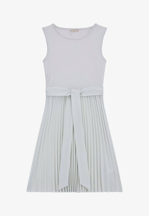 Abito bianco senza maniche con corpetto a coste, gonna plissettata e una cintura annodata in vita. Il materiale appare morbido con una texture liscia.