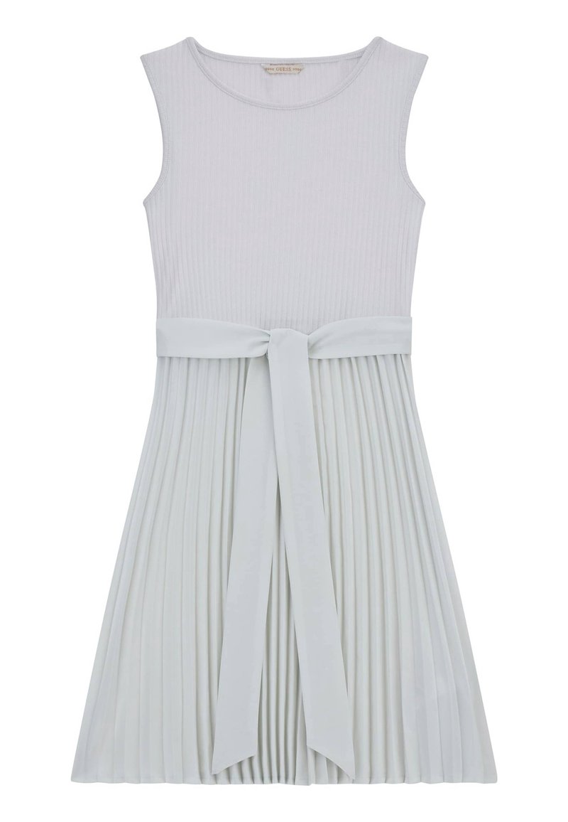 Bezramienna biała sukienka z prążkowanym górnym szyciem, plisowaną spódnicą i przewiązywanym pasem w talii. Materiał wydaje się miękki o gładkiej fakturze.
