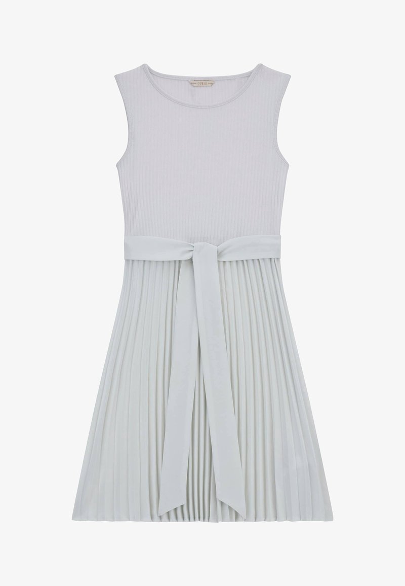 Bezramienna biała sukienka z prążkowanym górnym szyciem, plisowaną spódnicą i przewiązywanym pasem w talii. Materiał wydaje się miękki o gładkiej fakturze.