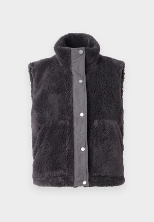 Chaleco sin mangas de felpa gris oscuro, con un cuello alto y cierre de botones a presión, que cuenta con dos bolsillos frontales. Material suave y texturizado.