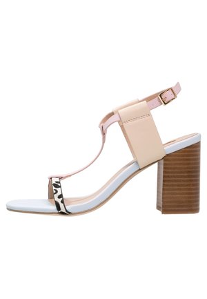 Beige og pink T-rem sandal med leopardprint rem over tæerne, hvid sål og chunky blokhæl i træ med ankelspænde.