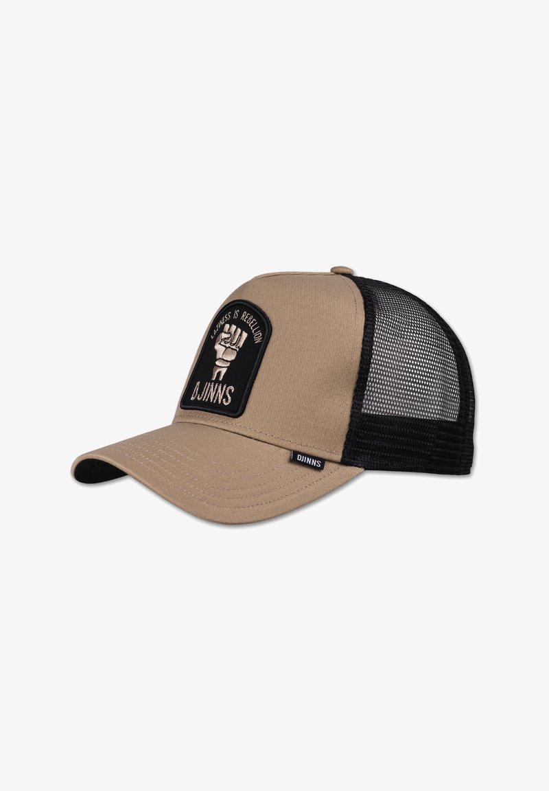 Beige Kappe mit schwarzem Mesh-Rücken, ausgestattet mit einem Patch mit erhobenem Hammer und dem Slogan "Faulheit ist Rebellion" in weißem Text.
