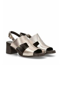 Sandalias de tacón bloque metálicas de punta abierta y tiras slingback con detalles troquelados y hebillas ajustables, mostradas una al lado de la otra sobre un fondo blanco.