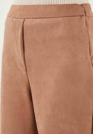 Sūda brūnas zamša bikses ar gludu tekstūru, taisnu griezumu un sānu kabatām, ar maigu spīdumu audumā.