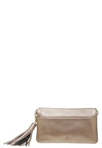 Metallinen kultavärinen nahkakotelo, jossa on teksturoitu pinta, irrotettava tupsu ja pieni logo edessä.