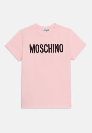 Roosa lühikeste varrukatega T-särk musta "MOSCHINO" tekstiga rinnal ja väikese Moschino sildiga kaeluse sees.