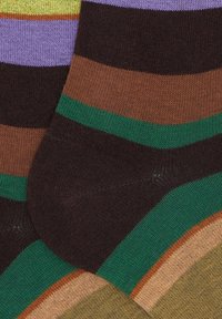 Calzini a righe multicolori in tonalità di marrone, verde, viola e giallo. La texture è liscia con dettagli a coste nella parte superiore.