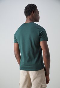 Levi's® ORIGINAL TEE - T-shirt basic - darkest spruce