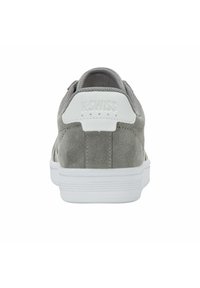Šedé semišové tenisky pohľad zozadu s bielym pätovým dielom s vyrazeným nápisom "K-SWISS" a bielou podrážkou.