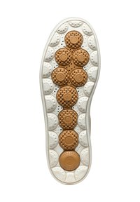 Semelle de chaussure avec des grips en caoutchouc circulaires blancs et bruns disposés en motif, marquée "BREVET ITALIEN" et dotée de petites perforations pour la respirabilité.