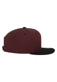 Cappello di tessuto bordeaux con visiera piatta nera. Presenta fori di aerazione e una chiusura snapback regolabile sul retro.
