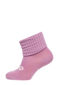 Bomullssocka i ljusrosa med ribbad mudd. Har ett mönster i vit text och en slät yta. Vertikal söm är synlig.