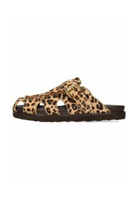 Infradito con stampa leopardata e design a ritaglio, suola marrone e dettaglio con fibbia dorata. Realizzate in materiale testurizzato per comfort e stile.