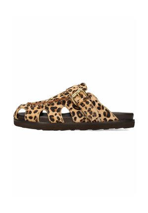 Leopardprint slipper sandalen met uitgesneden ontwerp, bruine zool en gouden gespaccent. Gemaakt van gestructureerd materiaal voor comfort en stijl.