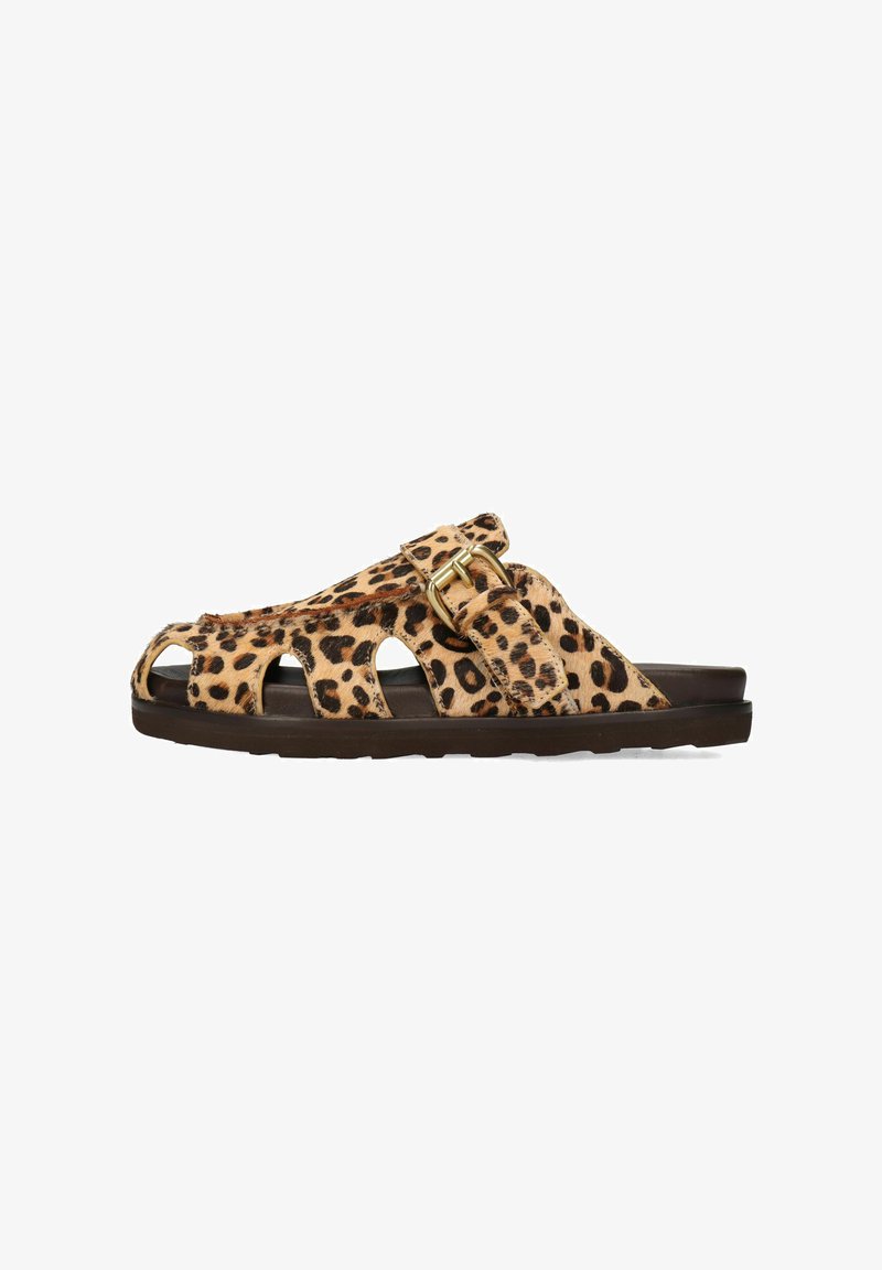 Leopardprint slipper sandalen met uitgesneden ontwerp, bruine zool en gouden gespaccent. Gemaakt van gestructureerd materiaal voor comfort en stijl.