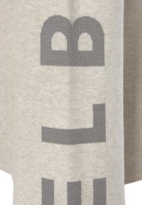 Tessuto grigio chiaro con una consistenza morbida, caratterizzato da un motivo testuale grande, audace e grigio scuro. La superficie è liscia e leggera.