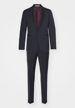 Marineblauer Anzug mit schwarzen Revers, einreihigem Knopfverschluss und zwei Vorderseiten-Taschen; Slim-Fit-Hose mit flacher Front; strukturiertes burgunderrotes Innenfutter.