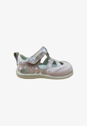 Sandalia cerrada de color rosa para niño pequeño, con patrones de corazones y flores, tira ajustable de velcro y orificios transpirables.