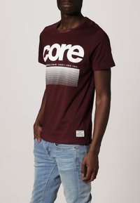 Jack & Jones Camiseta estampada - bordeaux