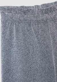 Pantaloni grigi realizzati in tessuto testurizzato, con una vita piatta e un design semplice. Il materiale sembra resistente e morbido.