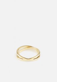 Gouden metalen ring met een gedraaide ontwerpelement en een accent van kleine, verhoogde kralen langs één rand. Glad oppervlak, ovale vorm.