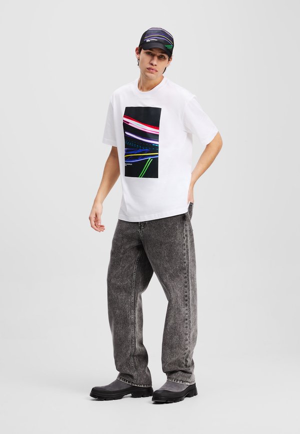 RELAX LOVE UNLOCKED TEE - Print T-shirt3