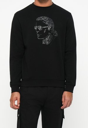 Sort sweatshirt med geometrisk fragmenteret grafik af en mand med solbriller og hestehale på midten foran.