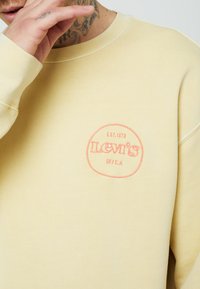 Levi's® GRAPHIC CREW - Camisola - yellows/oranges
