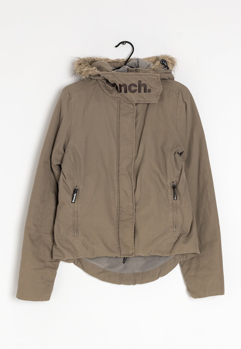 Veste vert olive avec une capuche doublée en fausse fourrure, fermeture éclair à l'avant et deux poches latérales. Présente le logo de la marque sur le col et un tissu texturé.