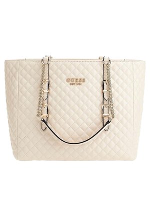 Sac fourre-tout matelassé beige Guess avec bandoulières en chaîne dorée et logo "GUESS EST 1981" au centre devant.