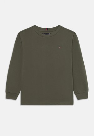 Camisola de manga longa verde escura com decote redondo, com um pequeno logotipo vermelho, branco e azul no lado esquerdo do peito e punhos canelados.
